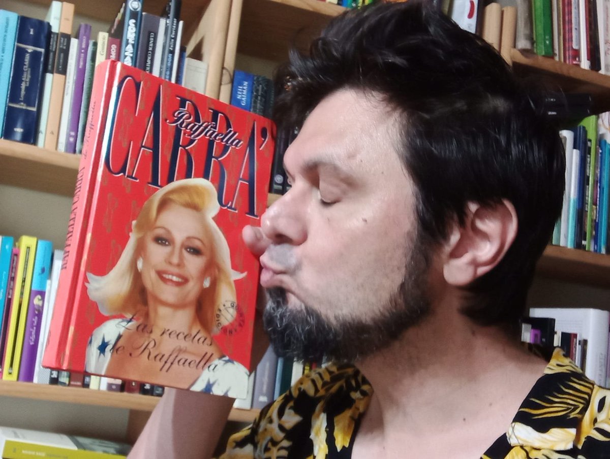 tebeosmalavida's tweet photo. Ojo que la Raffaella no sólo era una cantante y bailarina del copón y una tía más maja que las pesetas. ¡También escribía y cocinaba! ¡Viva Raffaella! #metieneloco #susdienteseranperlas #susojoseranluceros #RaffaellaCarra https://t.co/2cDiJZjbPh