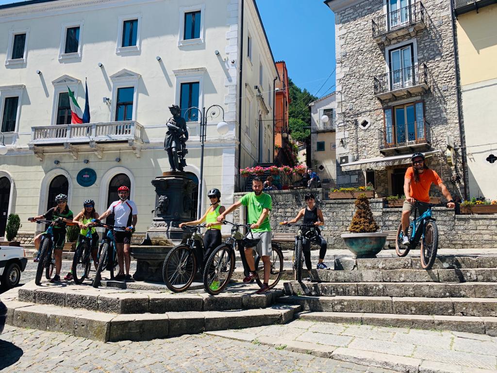 Un #viaggio in #treno ed un tour in #bicicletta.
Scopri l'Alt(r)o #Molise in sella, con accompagnatori locali. 
Anche questa #estate, la #Transiberianaditalia incontra e promuove i #borghi.
Sali a bordo!
