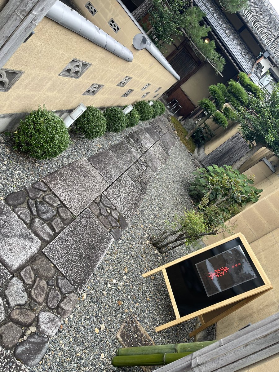 41moreday's tweet photo. 個展初日第6部。
額装まだ少し残ってて有難い事に購入出来ました。
ちなみに、初回の個展の時額装はオークションやって残念ながら競り負けたのでマネージャーさんにすごい金額だったのかを聞いてみた。
そしたら、やっぱすごい金額だったみたい。
#京
#個展失格 https://t.co/WdzWArXvQh