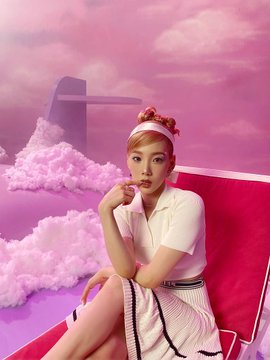 taeyeon - [PHOTO] Taeyeon "Weekend" E5mpU1rVkBIUizY?format=jpg&name=360x360