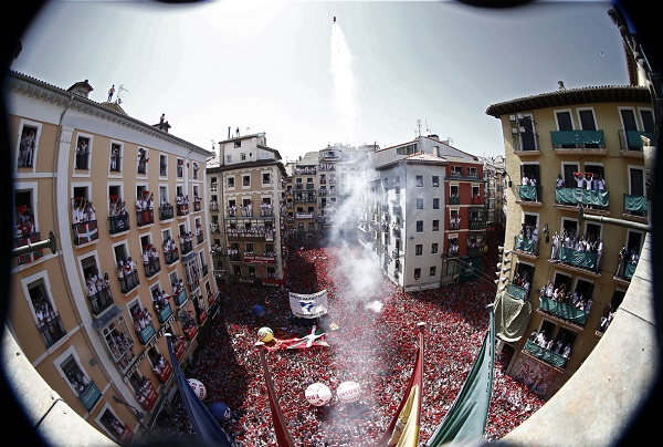 TorosCorella's tweet photo. Hoy, por 2do año, no estallará el txupinazo. Habrá que esperar 365 días+. No hay fiesta sin = y para que así sea, debemos guardarnos y ser responsables. ¡Muchos ánimos a los navarricos! YFM. Muy pronto, novedades sobre la vuelta de los festejos de lidia a Corella. https://t.co/3kpl8j0s9q