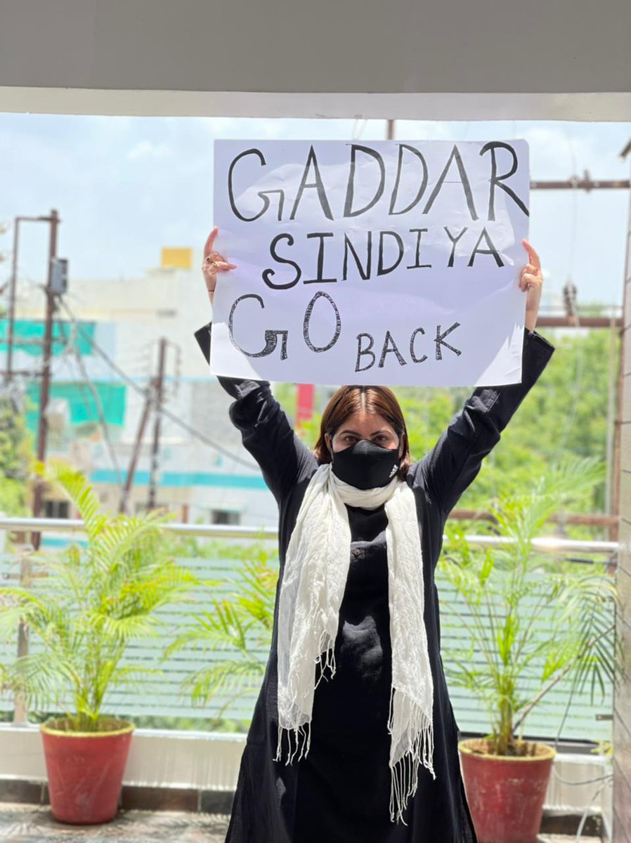 कांग्रेस नेत्री @NooriKhanINC जी ने #गद्दार सिंधिया के उज्जैन आगमन पर काले झंडे दिखाए पुलिस ने नूरी खान जी को गिरफ्तार कर लिया है...
#ReleaseNooriKhan