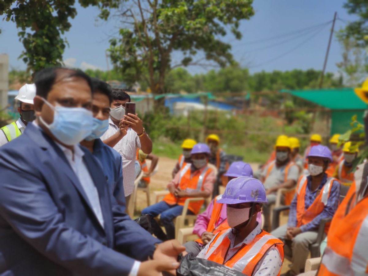 WorkersBoard's tweet photo. ಮಾನ್ಯ ಕಾರ್ಮಿಕ ಆಯುಕ್ತರು ಹಾಗೂ ಮಂಡಳಿಯ ಕಾರ್ಯದರ್ಶಿಗಳಾದ ಶ್ರೀ. ಅಕ್ರಂ ಪಾಷ ರವರು ಅಜೀಂ ಪ್ರೇಮ್ ಜೀ ಯೂನಿವರ್ಸಿಟಿ, ಸರ್ಜಾಪುರದಲ್ಲಿ ನಡೆಯುತ್ತಿರುವ ಕಟ್ಟಡ ಕಾಮಗಾರಿ ಸ್ಥಳಕ್ಕೆ ಭೇಟಿ ನೀಡಿ ಕಾರ್ಮಿಕರಿಗೆ ಸುರಕ್ಷತಾ ಕಿಟ್‌ಗಳನ್ನು ವಿತರಿಸಿದರು ಹಾಗೂ ಕಾರ್ಮಿಕರ ಕಾಲೋನಿಗೆ ಭೇಟಿ ನೀಡಿ ಕಾರ್ಮಿಕರ ಕುಂದು ಕೊರತೆಗಳನ್ನು ವಿಚಾರಿಸಿದರು. https://t.co/qkS64Od9Gh