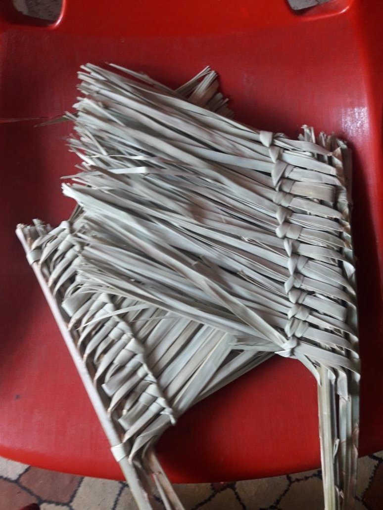 أخواني عندي ملاحظه ياليت تتقبلوها وتنفذونها
قبل ثواني اندك الباب فتحته لكيت بنيات بعمر الورد يبيعن مكانيس الوحده ٥٠٠ دينار هيج ناس اشترو منهم ولا تكاسرهم بالسعر ترى الربع التاخذه منه يمكن بي اله خبزه وماراح يفيدك بشي 
الجو حار وهنه بعمر الزهور اعمارهن ١١ سنه ١٢ سنه ويسعن الرزقهن