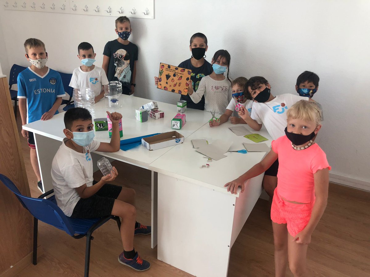 Ya estamos en verano, ya estamos en el campus FJI 👏🏻
En este caso, los peques disfrutan del taller “tu propio huerto” 🪴🌼