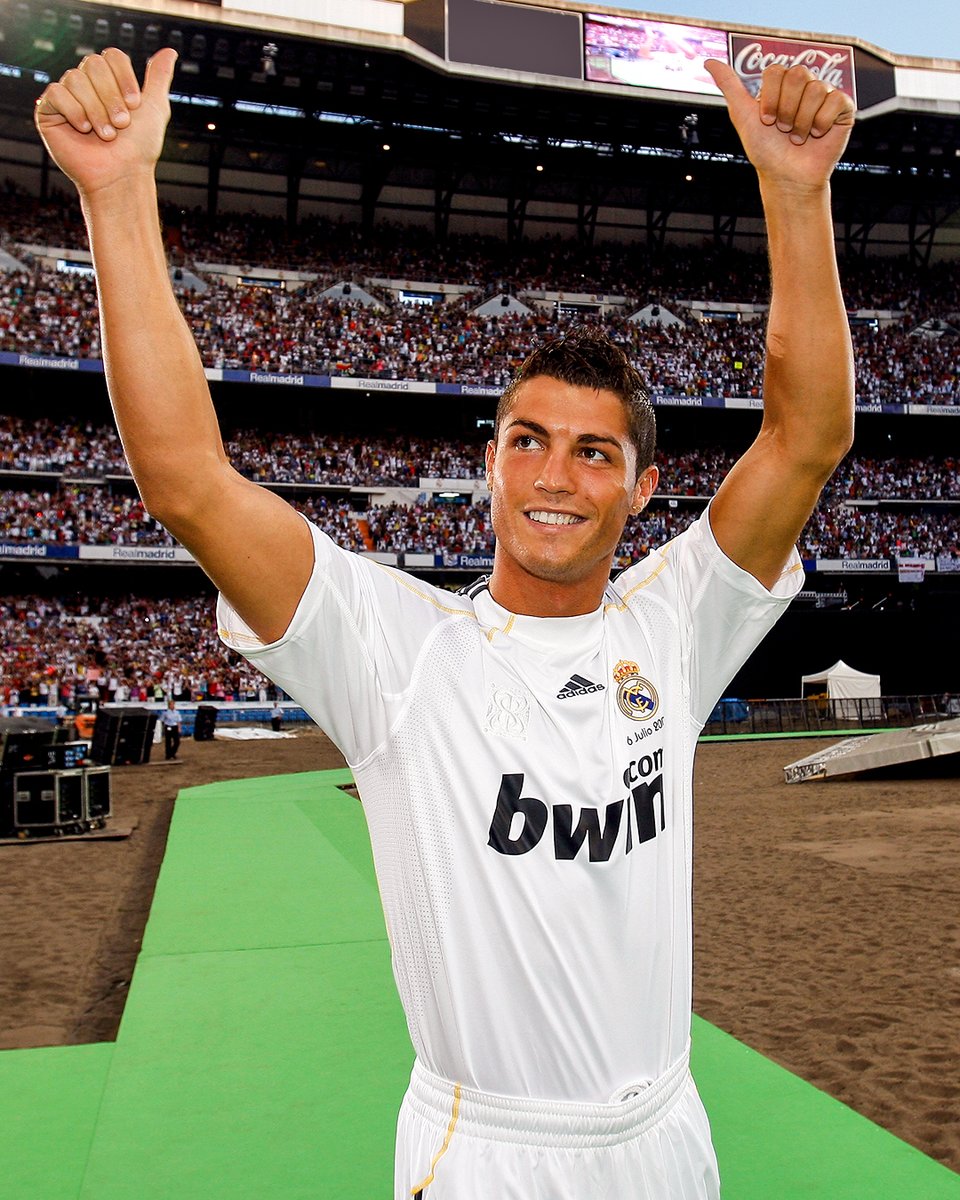 realmadridarab's tweet photo. 🗓️🌟 في مثل هذا اليوم عام 2009، تم تقديم كريستيانو رونالدو كلاعب لـ #ريال_مدريد!
@Cristiano 
#RMHistory | #RealFootball https://t.co/GrgGnBf3rR