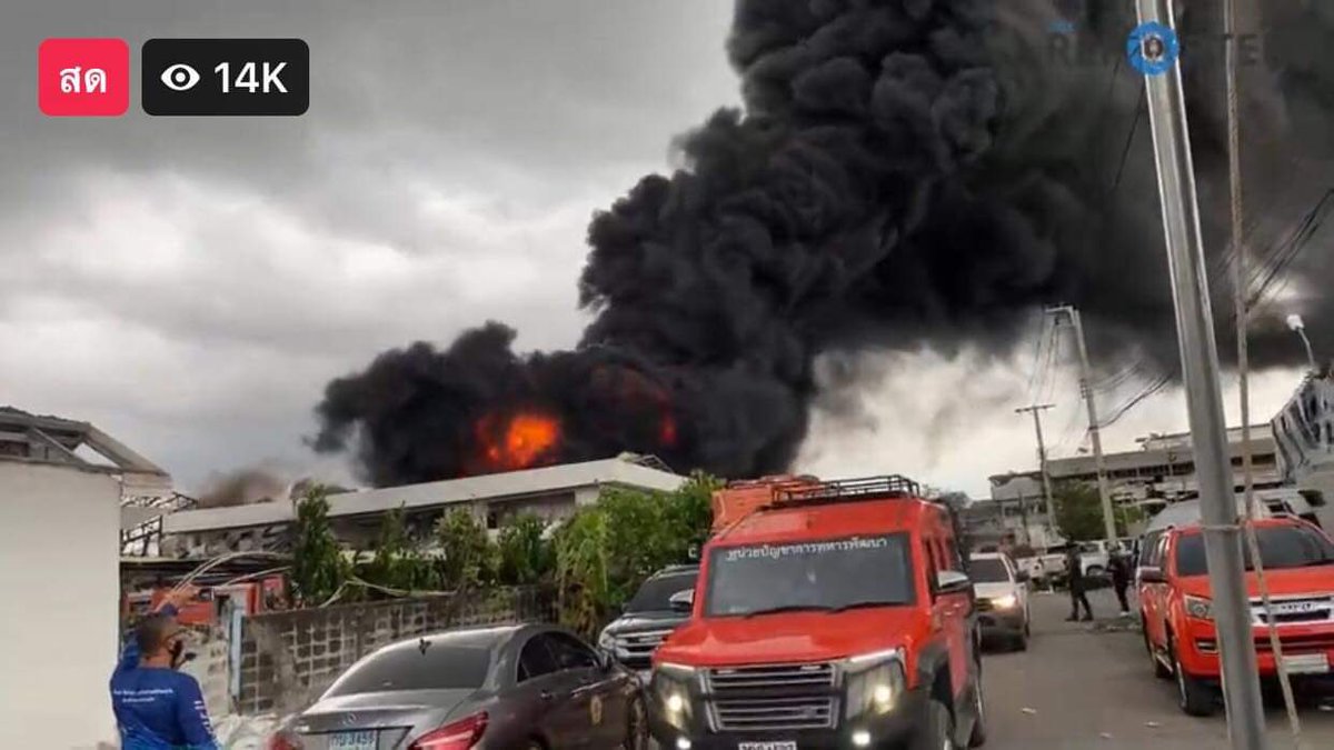 17.08 น.

มีเมฆฝน และลมแรงจึงทำให้ไฟลุกแรงขึ้น แต่เบื้องต้นยังไม่มีฝนตก แต่ควันไฟจะถูกลมพักไปได้ไกลขึ้น ขอให้ทุกคนโปรดติดตามอย่างใกล้ชิด

#โรงงานกิ่งแก้วไฟไหม้