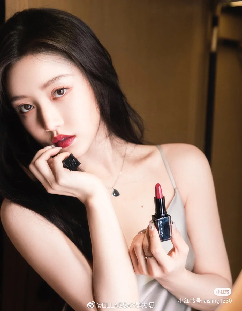 jiangzhenyu_th's tweet photo. [210706]
(🐰) Jiang Zhenyu
From 微博: ELLASSAY歌力思 👗

ในคอลเลคชั่นฤดูร้อนของ #ELLASSAY 
Slip Dress เนื้อผ้าไหมแท้100% จากการถ่ายภาพโปรโมทลิปสติกแบรนด์ชั้นนำอย่าง
植村秀(shu uemura)

ความลับของสเน่ห์เหลือล้นคือความหลงใหลที่แสนเรียบง่าย✨

#เจียงเจินอวี่ #JiangZhenyu #姜贞羽 https://t.co/iQRGqXAJNy