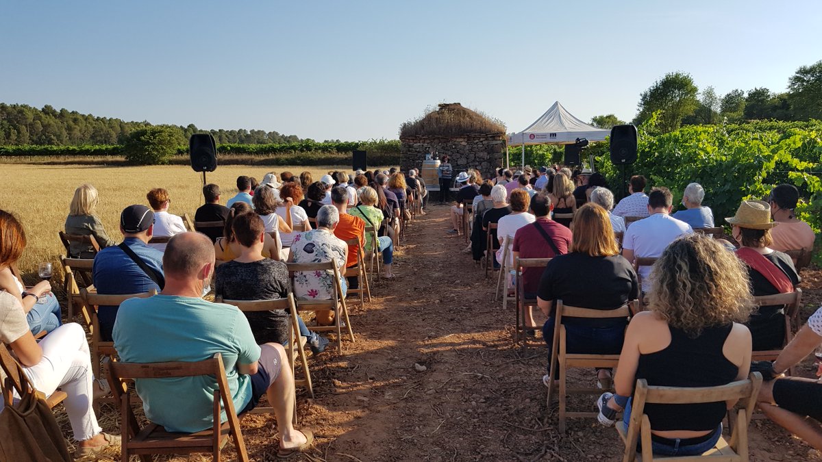 BibliotecaBCUM's tweet photo. Moltes gràcies a tots els que vau participar en l'edició d'enguany del #Tertúliaivi a la vinya #Matacans d'#Artés on @xavierbosch va presentar "La dona de la seva vida" mentre degustàvem els productes dels tres cellers del poble. @Artium1908 @vinssolergibert @cavagibert https://t.co/M6XeFdjnu9