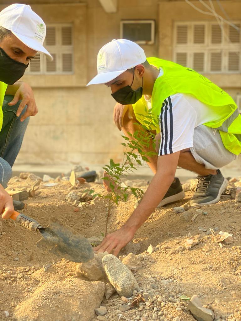 GhayaTeam's tweet photo. شارك متطوعين ومتطوعات الفريق بالتعاون مع وزارة الشؤون البلدية والقروية والإسكان في مبادرة "عمار السعودية" لمدة خمسة أيام متتالية، والتي تم تنفيذها في حي مدائن الفهد بجدة لمعالجة التشوه البصري في الحي، بدهان جدران المباني وغرس الشتلات. https://t.co/rHhU6EKQeg