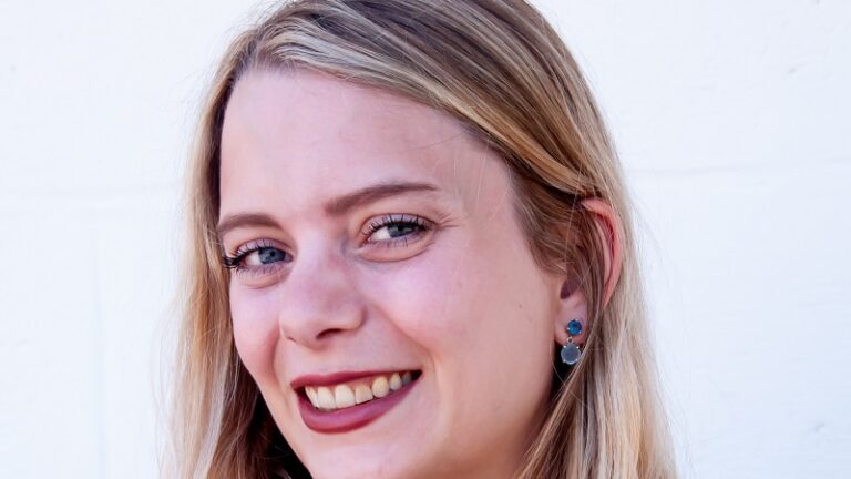 Onlangs won Lisa van Campenhout de Jonge Jury Debuutprijs 2021 met 'Bijna echt'. Deze young adult-roman gaat over een jonge vrouw die haar identiteit verandert, omdat ze helemaal onafhankelijk wil zijn. Tijd voor een gesprek met Lisa!
boekenkrant.com/interview-lisa…
@blossombooks #debuut