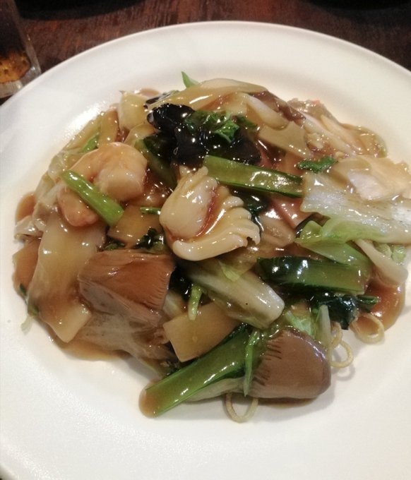 晩ごはんは中華の焼きそば。昔はうずらの卵が載ってたんだけどなぁ。 