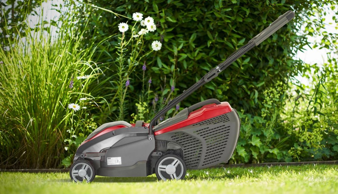 If the pristine courts at #Wimbledon are making you green with envy take a look at our cordless lawnmowers, the perfect partner to a lush lawn. The wide range of models have cutting decks from 30cm to 51cm so there's something suitable for lawns of all sizes. #MountfieldFreedom