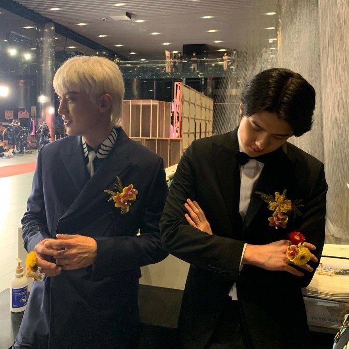 Princegalaxy00's tweet photo. เจ้าสาว? เขายังสนุก เจ้าบ่าวคือง่วงนอนไม่ไหว ยืนคอพับแล้วนั่น! #ฮุนยอล #เซชาน #Hunyeol #Sechan https://t.co/Yf3XGiV3Iz