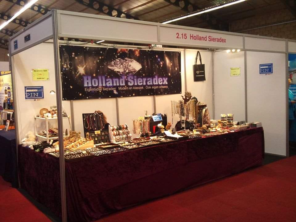 U komt ons ook zomaar tegen!
met #sieraden #armbanden #edelstenen #gesteenten #mineralen #oorbellen #ringen.
of gezellig op de #mineralenbeurs en #fossielenbeurs.
U kunt natuurlijk ook lekker snuffelen op onze site :
hollandsieradex.nl en..... Geen verzendkosten!