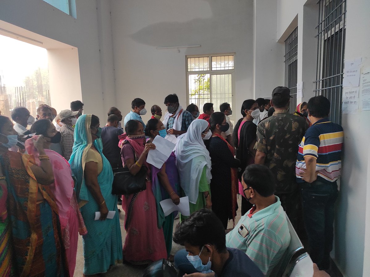 Shahru91's tweet photo. @Dm_Motihari @renu_bjp @RadhamohanBJP @officecmbihar @nidmmhaindia @IPRD_Bihar Sadar hospital, Motihari
Sir please ensure proper management at vaccine centres.The staff number and registeration counters were too less for people to follow covid protocol. Took me 1.5hours to get my mother vaccinated. https://t.co/Cep67o8tcw