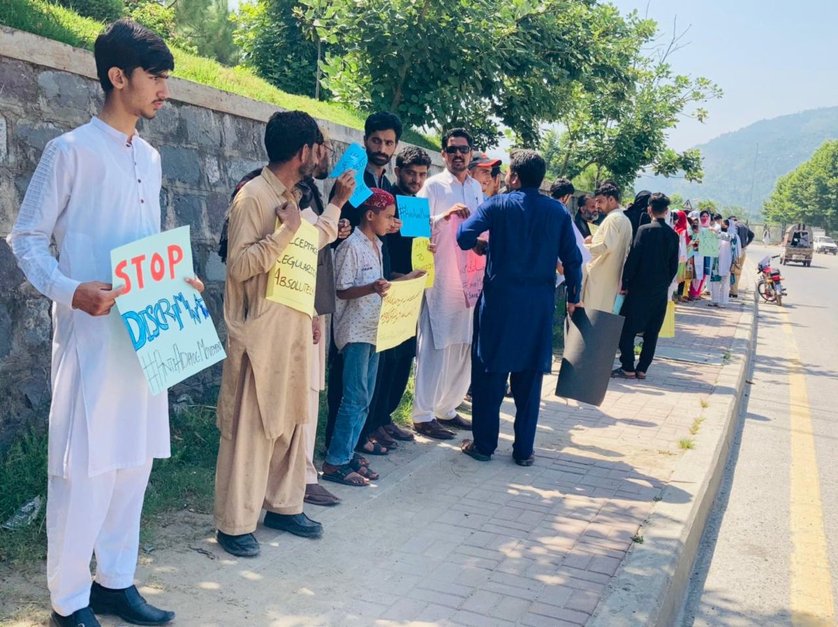 HiraMir12's tweet photo. حکومت آزادکشمیر کی جانب سے ایڈھاک ملازمین کو مستقل کرنے کے فیصلے کے بعد آزادکشمیر بھر کے پڑھے لکھے نوجوانوں کی جانب سے شدید احتجاج سامنے آیا، ریاست بھر میں احتجاجی مظاہرے ہوئے، پی ایس سی پاس نوجوانوں نے اسے میرٹ اور انصاف کا قتل عام قرار دیا۔ 
#SaveMeritandJusticeinAJK https://t.co/rTPukKkaU7