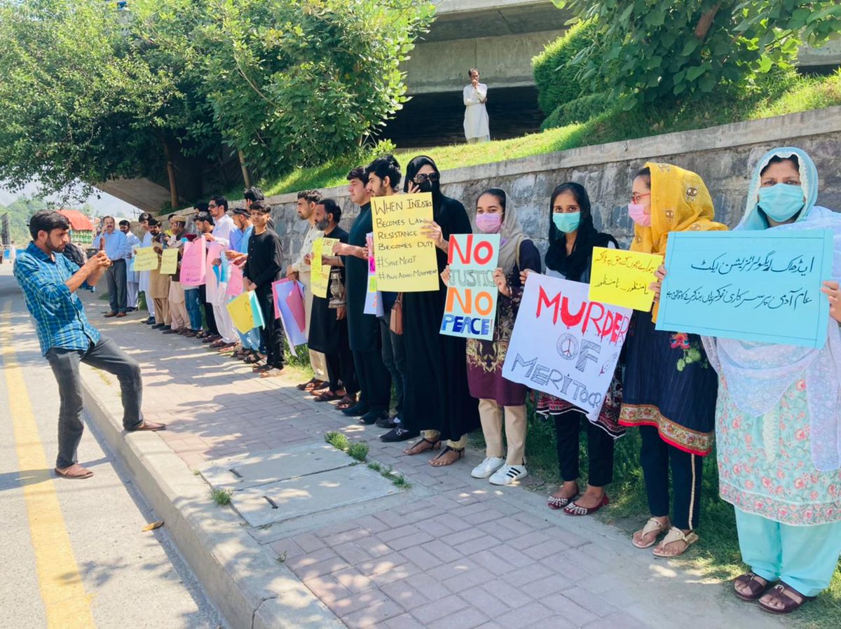 HiraMir12's tweet photo. احتجاج کا یہ سلسلہ اب بھی جاری ہے، اسی سلسلے میں سول سوسائٹی کی غیر سیاسی تنظیم اینٹی ایڈھاک موومنٹ آزادکشمیر نے گزشتہ روز سپریم کورٹ کے سامنے نوجوانوں کی بڑی تعداد کے ساتھ احتجاج کیا 
#SaveMeritandJusticeinAJK https://t.co/H8m6RlTV7m