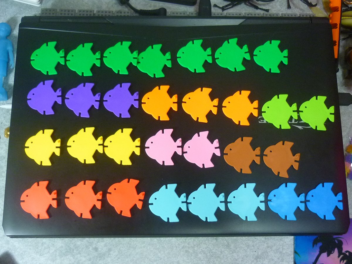 kozeni0505's tweet photo. 魚ブレインフレーク 
スノーフレーク組立玩具が魚型になったやつ、4方向の溝に差したり尾部の棒を溝や目に嵌めたりして色々な魚を作ろう（魚型だが魚を作る事に関しては特に適していない） #暗黒ドブ通販 https://t.co/T0YQsEmV19