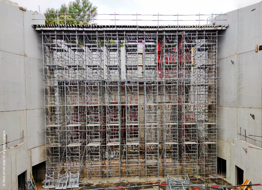 AltradCoffrage's tweet photo. [Réalisation] 🏗️ Il y a plusieurs mois, nous avons participé au #chantier du Pôle culturel de Micheville (57). 
🔴 Livraison de plus de 35 000kg de matériel,
🔴 Tour HD320 montée à 15m de hauteur avec des reprises de charges par pieds au maximum de leurs capacités (8T/pieds). https://t.co/bFLhbXTwau