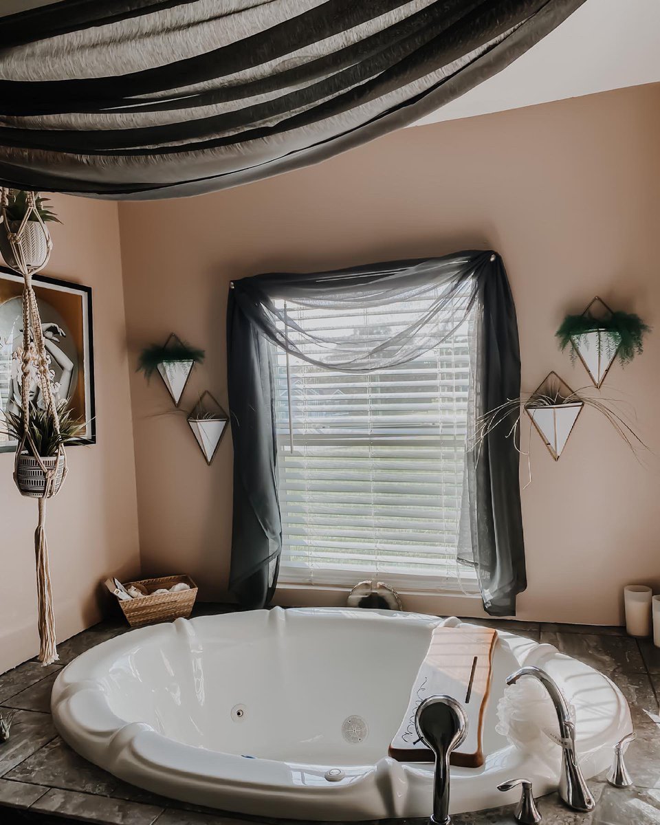 Sarahbird92's tweet photo. Finished painting and redecorating the alcove in my bathroom yesterday 😬 https://t.co/HA2brtuu2Y
