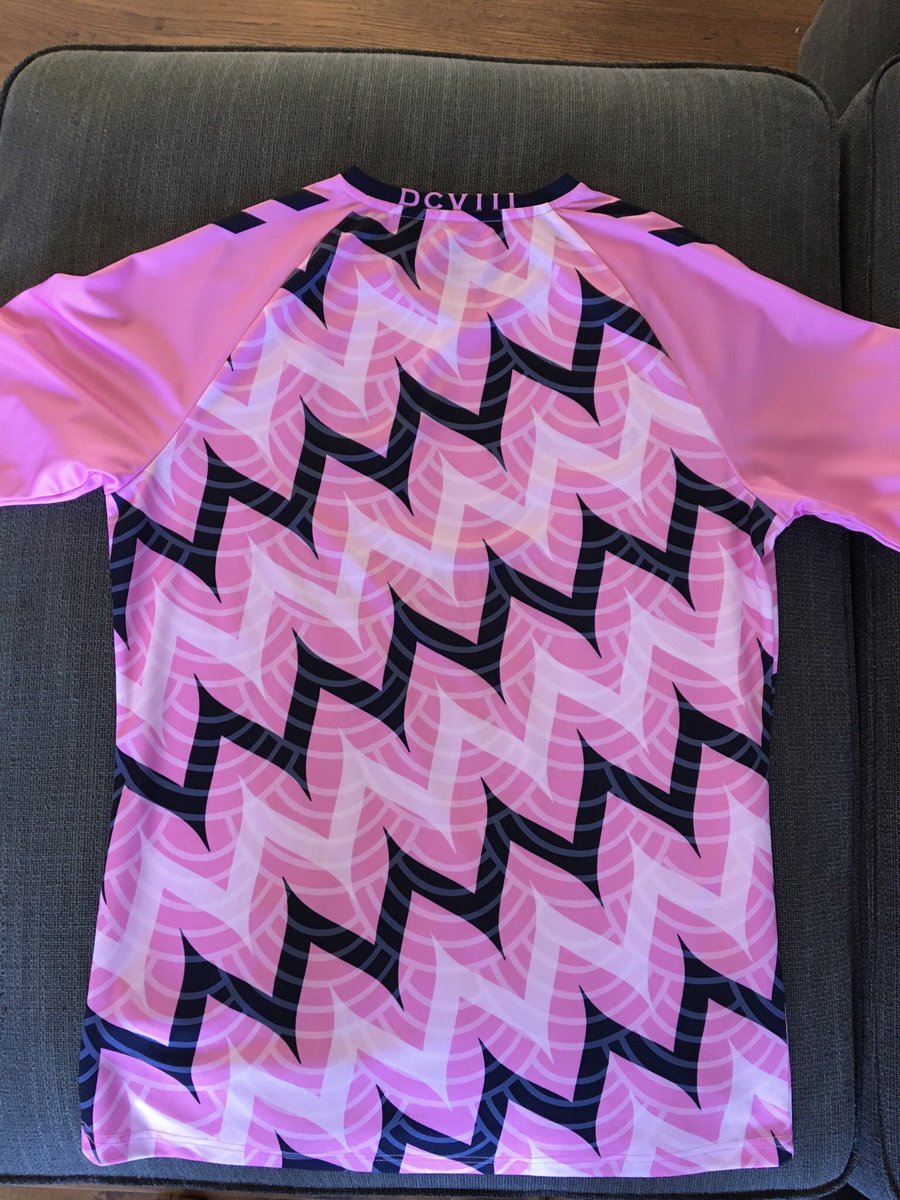 CapsOffside's tweet photo. #PrideKitChallenge day 8: Pink
2019 @ForwardMSNFC third. Just a phenomenal design. And none of this blank back panel business - full design across the back. https://t.co/PZJ9o9ZKzZ