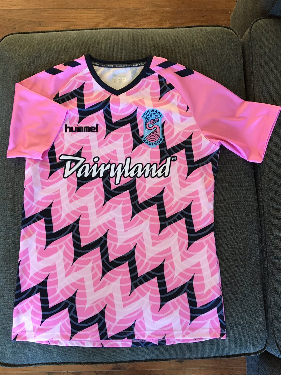 CapsOffside's tweet photo. #PrideKitChallenge day 8: Pink
2019 @ForwardMSNFC third. Just a phenomenal design. And none of this blank back panel business - full design across the back. https://t.co/PZJ9o9ZKzZ