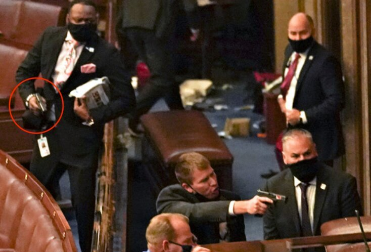 This man 👮has no immunity! 🤬
Lt. Michael Byrd is the name of the officer who left his gun inside a Capitol Hill restroom in 2019. The same man that shot Ashli Babbit.
His name is being withheld🤐from the attorney of Aaron Babbit, Ashli's husband.
thegatewaypundit.com/2021/07/identi…