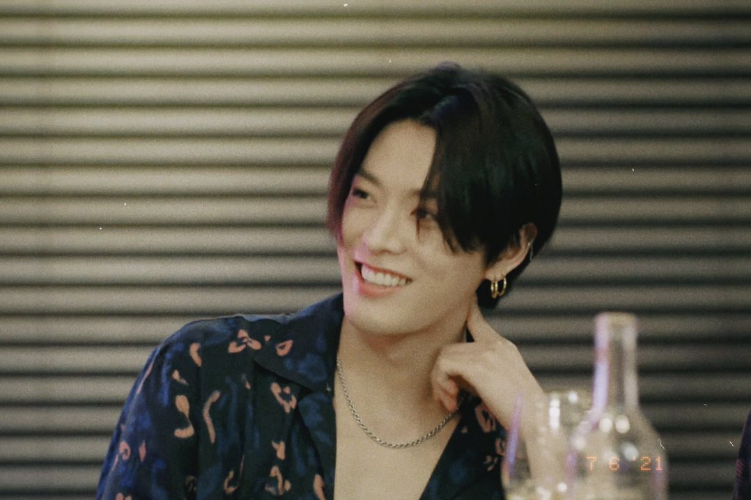 ยูตะลุคนี้แพรวพราวมาก ถ้าไปร้านเหล้าแค่พูดขอเบอร์ก็คือจะได้เลขห้องแถมมาด้วยอ่ะ