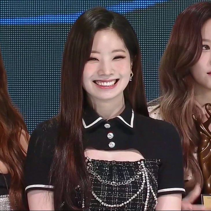 KDHLOOKS's tweet image. You're such an amazing idol, Dahyun. Thank you for your hard work all these years. I hope you never lose the brightest smile you have. 

#9YearsWithDahyun
#다현_입사_9주년_축하해