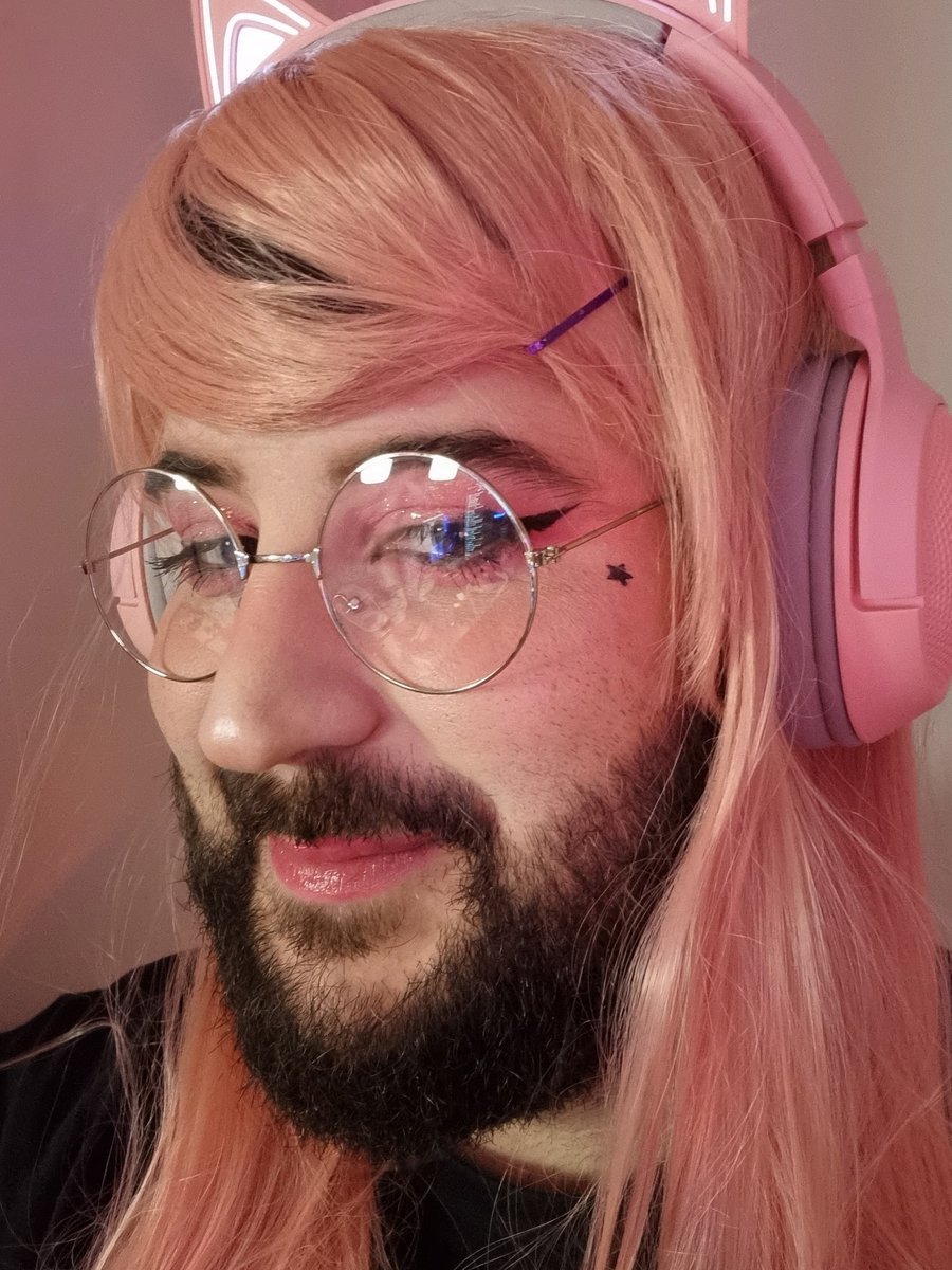 Toda una experiencia esto de maquillarse...pero aquí lo importante. Quien para culear?