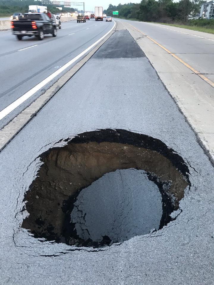 INDOTEast's tweet photo. 🚨TRAFFIC ALERT🚨
We are shutting down the ramp from Keystone WB to I-465 WB. Crews are on the way to assess and repair a hole in the road. https://t.co/pMUolUeLr3