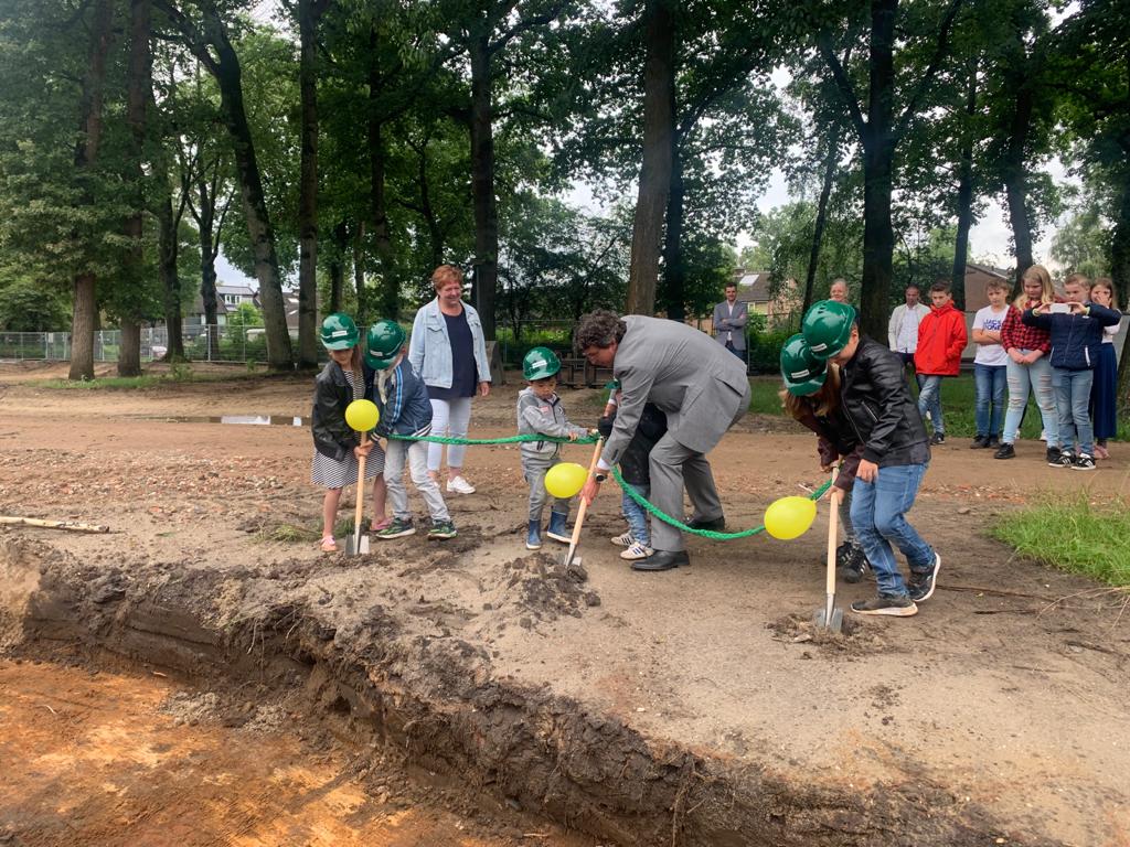 Vandaag is de start van de nieuwbouw voor De Marke en De Ploeg gevierd! Op de plek waar meer dan 45 jaar basisschool De Marke heeft gestaan, komen nu twee nieuwe schoolgebouwen! 

<a href="/pcboapeldoorn/">PCBO Apeldoorn</a>
<a href="/gem_apeldoorn/">Gemeente Apeldoorn</a> @nathanstukker 
#Apeldoorn #basisschool #leerplein055 #ruimteomteleren