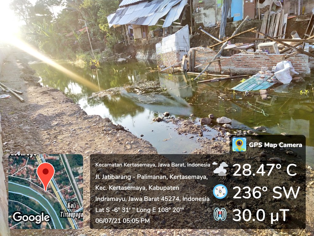 ayamkertasemaya's tweet photo. Kondisi Tanggul Cimanuk Amblas Di Blok Rengasapyung Ds.Kertasemaya Kec Kertasemaya . 
Ini adalah akibat salah kontruksi pekerjaan penanggulangan sudah dilakukan sudah 3 kali. Tapi hasilnya hanya membuang anggaran.
Kami minta tuk merelokasi rumah warga yang amblas. https://t.co/gVDUSyFWbu