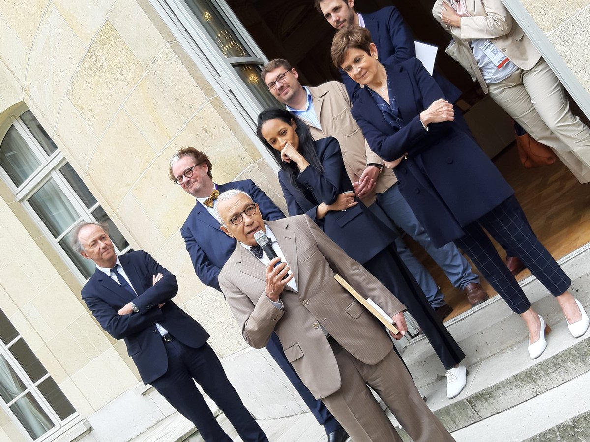 "Je suis plus doué pour écrire des tweets que de la littérature..." <a href="/Tontonversini/">Jean-Pierre Versini</a> a écrit une histoire familiale, "les gens des marches" qui est exemplaire de la France... le livre devient politique... et <a href="/Avocats_Paris/">Avocats de Paris</a> le distingue.
