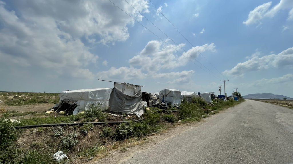 ahmetyrlikaya's tweet photo. Çukurova’da çadırları dolaşıyoruz. Çocukların çoğu tarlada maalesef 😔

Biliyorum tarla işi kolay değil bende çok çalıştım. Ama daha önce kitaplar, bilim dergileri verdiğimiz çocuklar öğrendim ki yorgun olsalarda okuyorlar, okuyacaklar ! https://t.co/ycyChJT3By