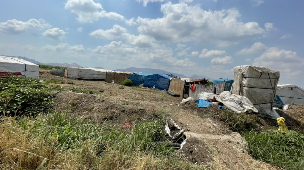 ahmetyrlikaya's tweet photo. Çukurova’da çadırları dolaşıyoruz. Çocukların çoğu tarlada maalesef 😔

Biliyorum tarla işi kolay değil bende çok çalıştım. Ama daha önce kitaplar, bilim dergileri verdiğimiz çocuklar öğrendim ki yorgun olsalarda okuyorlar, okuyacaklar ! https://t.co/ycyChJT3By