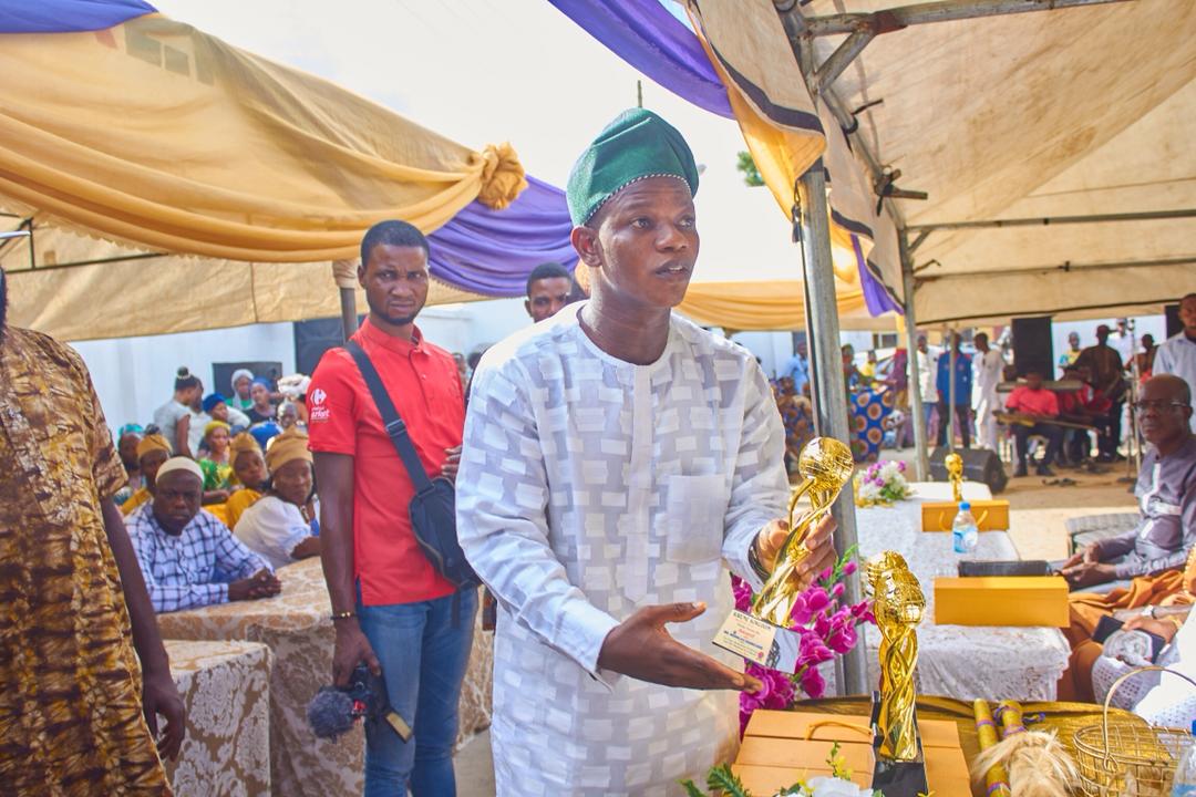RakDevelopment's tweet photo. HRM Oba Sejiro Olalekan James the Akweno of Kweme Kingdom presented an Award of appreciation to Mobolaji Ogunlende the Pioneer of RAK Development Foundation during his 14th Coronation Anniversary. https://t.co/cChaOPkePj