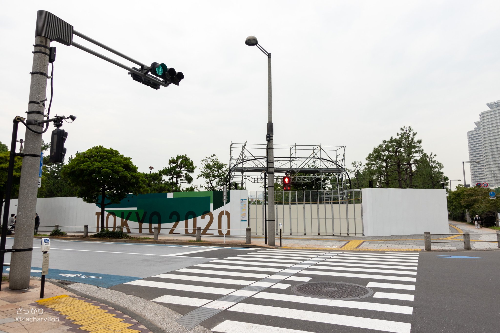 ざっかりー 完全封鎖状態のお台場海浜公園沿いの白い壁にもtokyo の装飾が出たり 街灯のところどころに垂れ幕がついたり ただまぁ 外から隔離してるので異様さの方が勝る印象 虹ヶ咲めぐり お台場めぐり ざっかりー 完全封鎖状態のお台場海浜公園沿いの白い壁にもtokyo の装飾が出たり 街灯のところどころに垂れ幕がついたり ただまぁ 外から隔離してるので異様さの方が勝る印象 虹ヶ咲めぐり お台場めぐり