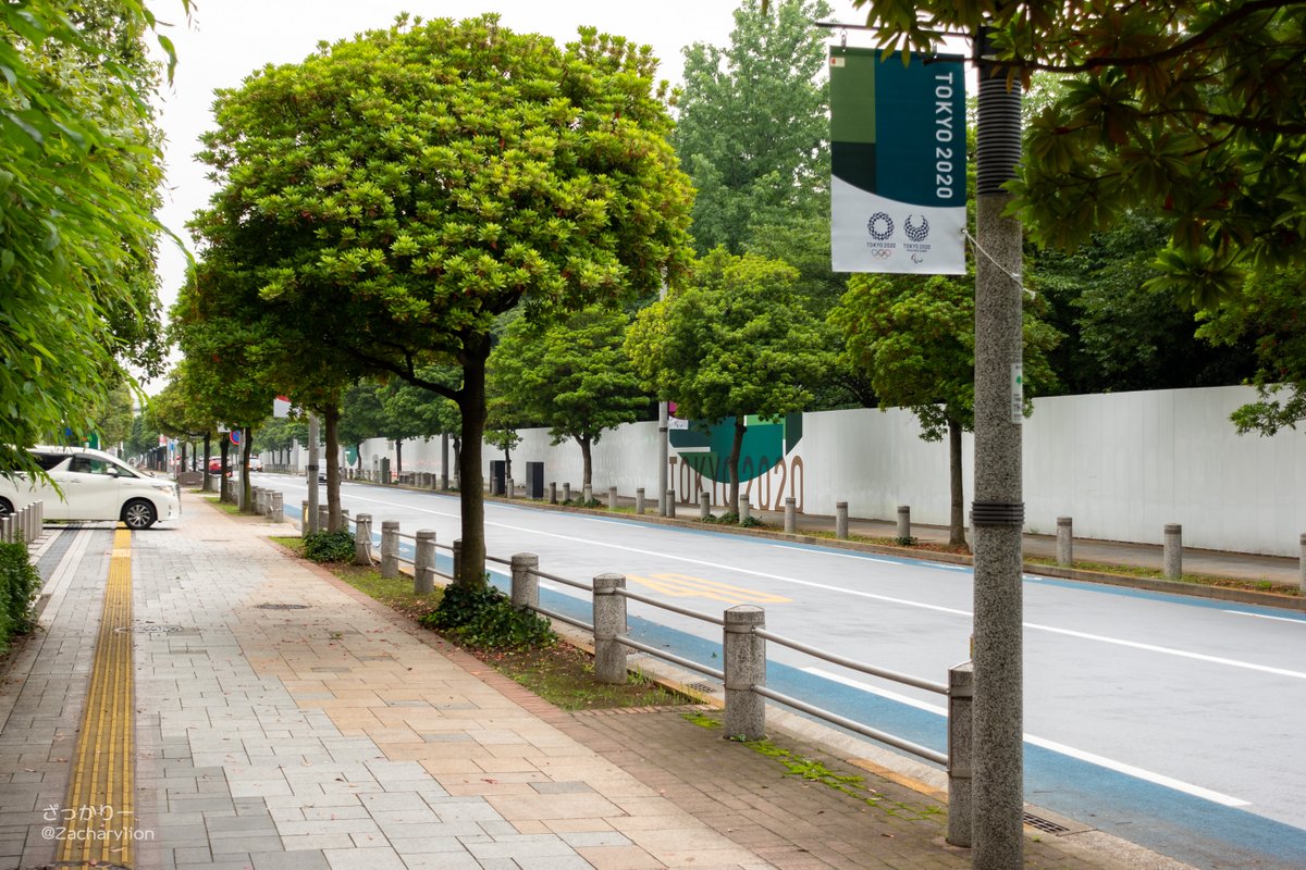 ざっかりー 完全封鎖状態のお台場海浜公園沿いの白い壁にもtokyo の装飾が出たり 街灯のところどころに垂れ幕がついたり ただまぁ 外から隔離してるので異様さの方が勝る印象 虹ヶ咲めぐり お台場めぐり