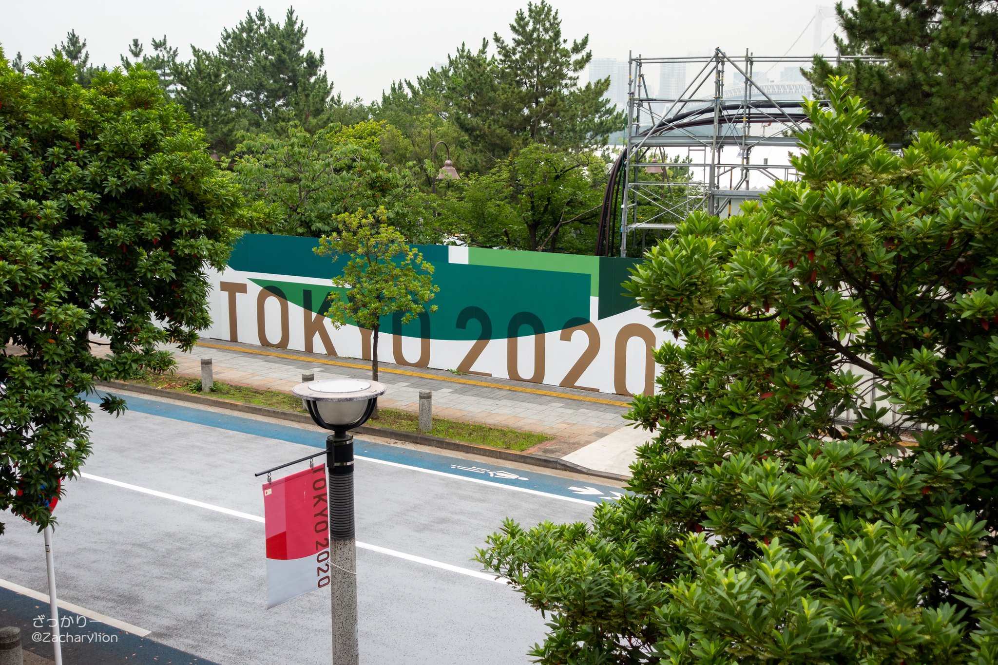 ざっかりー 完全封鎖状態のお台場海浜公園沿いの白い壁にもtokyo の装飾が出たり 街灯のところどころに垂れ幕がついたり ただまぁ 外から隔離してるので異様さの方が勝る印象 虹ヶ咲めぐり お台場めぐり ざっかりー 完全封鎖状態のお台場海浜公園沿いの白い壁にもtokyo の装飾が出たり 街灯のところどころに垂れ幕がついたり ただまぁ 外から隔離してるので異様さの方が勝る印象 虹ヶ咲めぐり お台場めぐり