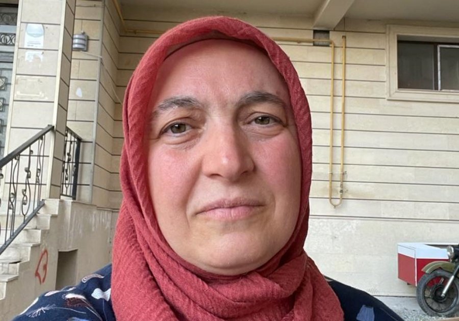 35 GÜN BOYUNCA EŞİMİ ARADIM!

"Çok zayıflamış eşim.Elinde büyük bir şişlik var ve işkence yapıldığını net bir şekilde görebiliyorum.Türk bayrağının önünde,işkence yaptıklarını tüm dünyaya sergilediler.Bu Türkiye'deki yöneticilerin ayıbıdır bizim değil."

#ErdoganKidnappedEducator