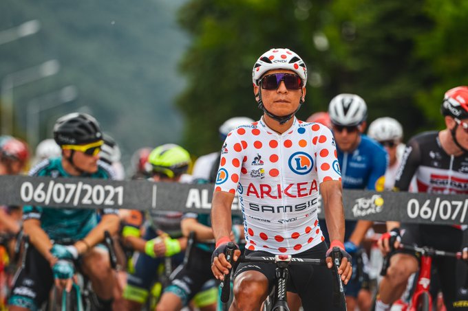 letour_col's tweet photo. 👑⛰ @NairoQuinCo 🇨🇴 toma la salida de esta 10ª etapa luciendo el 🔴⚪ 

#TDF2021 https://t.co/dHQ8taG9Av