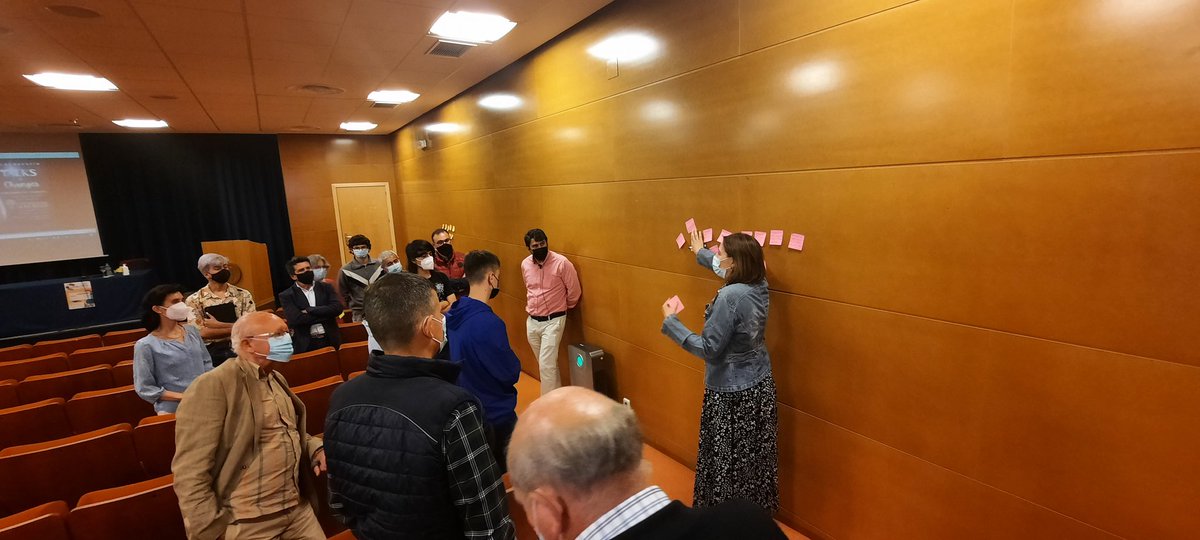 RauldelBarrio's tweet photo. #CursosdeVerano 2021 Dinámica #DesignThinking Nuestros alumnos    #BrainStorming resolviendo un Desafío q ha propuesto nuestro ponente @eelua ¿Cómo bajar el precio de la #Luz, mirando hacia el #Futuro? #TALKSChallenge #TALKSChanges @UBUEstudiantes #UnivBurgos #BeChange https://t.co/4RtYAhml0G