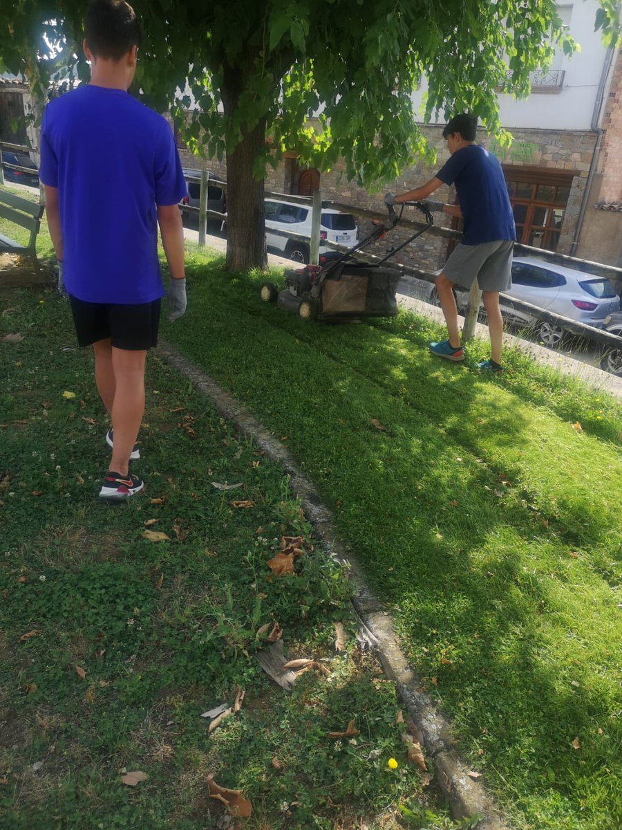 AjTremp's tweet photo. 🙌Aquesta setmana ha començat el Camp de Treball Local.
✅Aquest mes de juliol 20 joves de #Tremp col·laboraran  en equipaments municipals i entitats de la ciutat! https://t.co/BSZUYPXX5Y