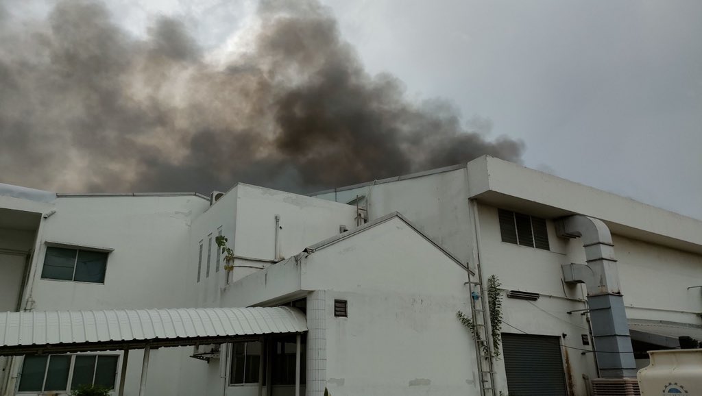 ทุกคนคะ ช่วยรีกระจายข่าวด้วยค่ะ มีไฟไหม้ที่นิคมอุตสาหกรรมลาดกระบังอีกที่ค่ะ 
#ไฟไหม้ลาดกระบัง