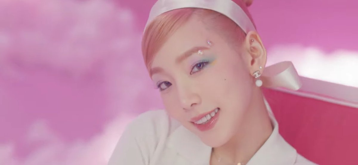 UpdateKGirls's tweet photo. MAMACITA. Servindo barbie realness, TAEYEON está de volta com seu novo single "Weekend".

▶️ https://t.co/CBBTRg09MN https://t.co/P31zchtjWx
