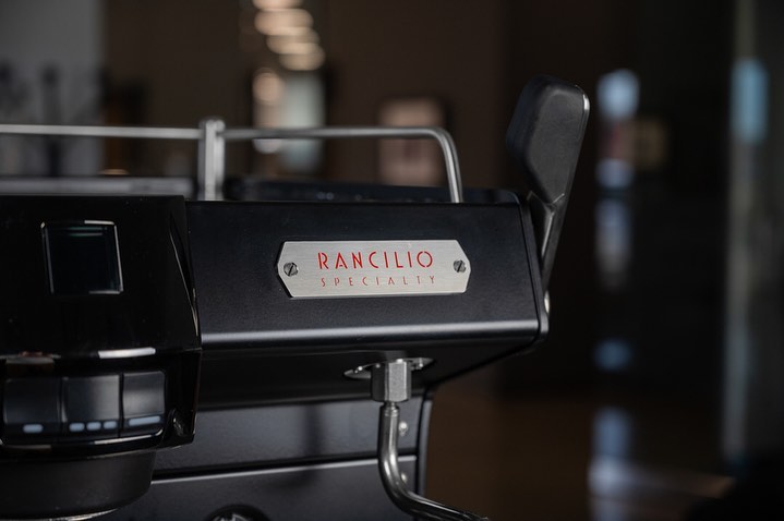 The Rancilio Speciality RS1 in Matte Black. A stylish machine that looks as beautiful as the espresso it produces. Learn more about the RS1 at loom.ly/ow6l3K8

#aligroupfs #foodservice #RancilioSpecialty  #espresso #matteblack #RS1