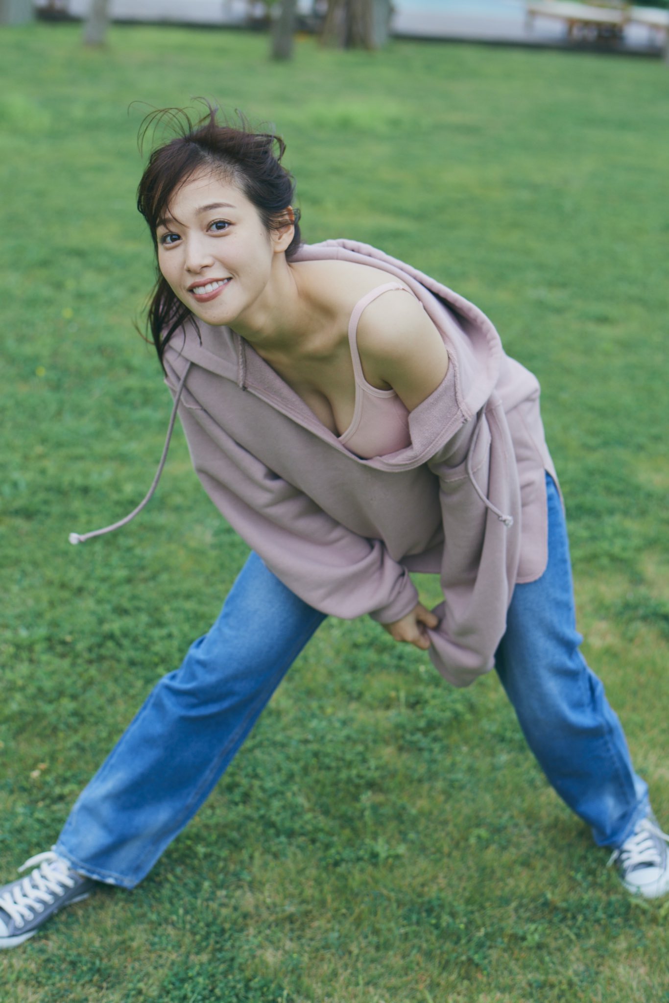 鷲見 玲奈 すみれいな 写真集のアザーカットたち 3 4枚目は特典の生写真です がセブンネット は楽天で購入すると付いてきます 鷲見玲奈写真集 T Co Gx6rabk5nq Twitter