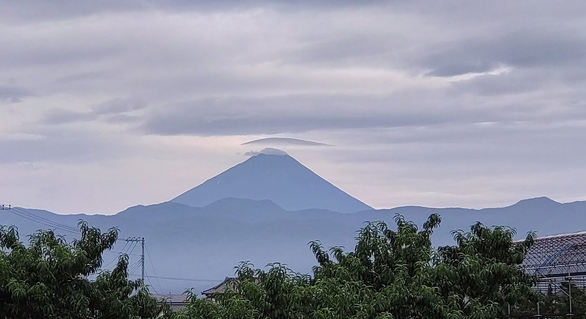 Gusoku130's tweet photo. 今日の富士山。
写真1 14:49 
写真2 15:01
写真3 15:43
#富士山 #mtfuji #笠雲 #つるし雲 #山梨 https://t.co/9ipzsEkggR